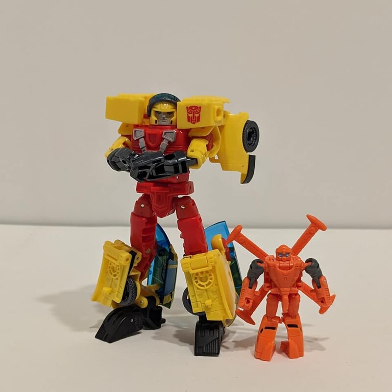 Mini con Jolt In hand Images of Transformers Legacy Evolution Figure